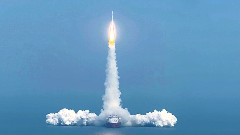 China inicia su primera planta de cohetes reutilizables con recuperación en el mar