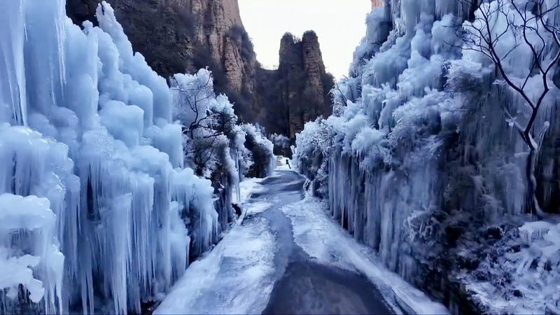 Cataratas heladas convierten Taihang en un paraíso invernal video poster