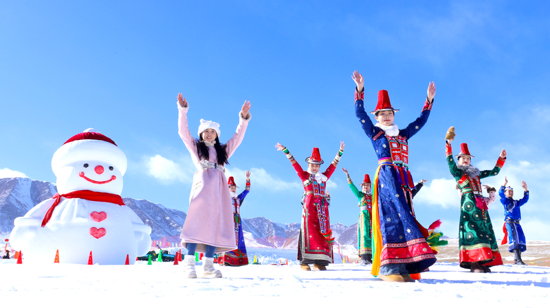Festival de hielo y nieve en las Montañas Qilian conquista a turistas