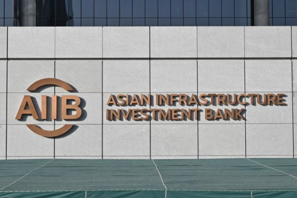 AIIB cumple 10 años impulsando energía verde y cooperación global