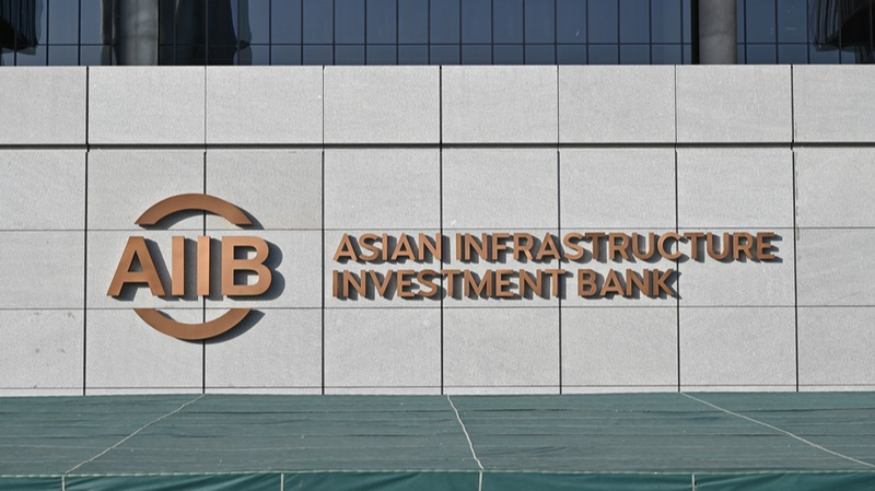 AIIB cumple 10 años impulsando energía verde y cooperación global