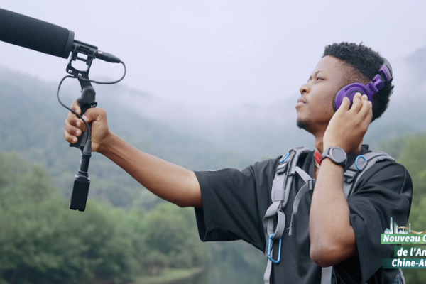 Músico togolés encuentra inspiración en el campo chino de Wuyuan video poster