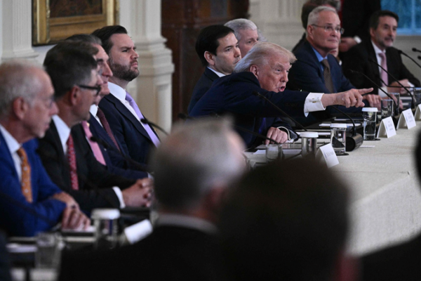 Trump propone $100 mil millones para revivir el petróleo de Venezuela y recibe portazos