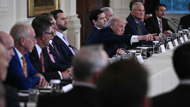 Trump propone $100 mil millones para revivir el petróleo de Venezuela y recibe portazos