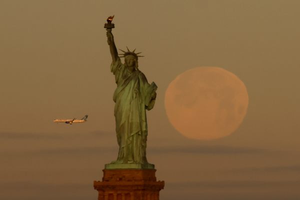 Trump refuerza veto a 75 países y desafía el mito de la Estatua de la Libertad