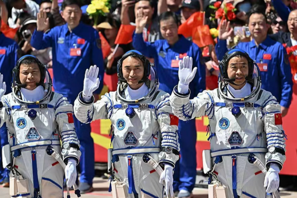 Astronautas de Shenzhou-20 condecorados por histórico récord en el espacio