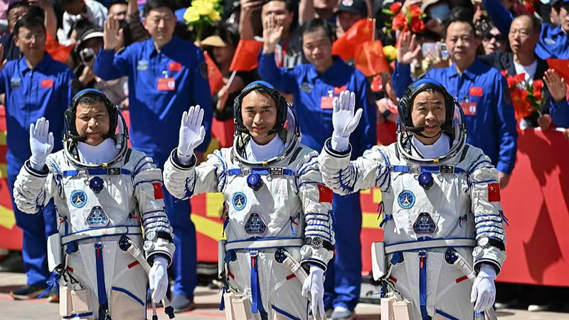 Astronautas de Shenzhou-20 condecorados por histórico récord en el espacio