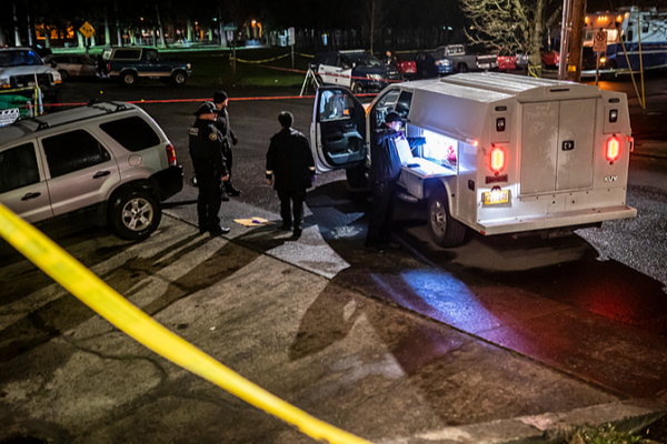 Agentes_federales_de_EE_UU__disparan_contra_dos_personas_en_Portland video poster