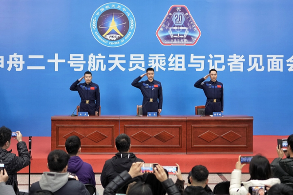 Astronautas_de_Shenzhou_20_se_encuentran_con_la_prensa_en_Beijing