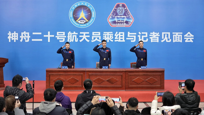 Astronautas_de_Shenzhou_20_se_encuentran_con_la_prensa_en_Beijing