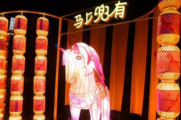 La histórica calle Dadou de Hangzhou se ilumina para el Año del Caballo