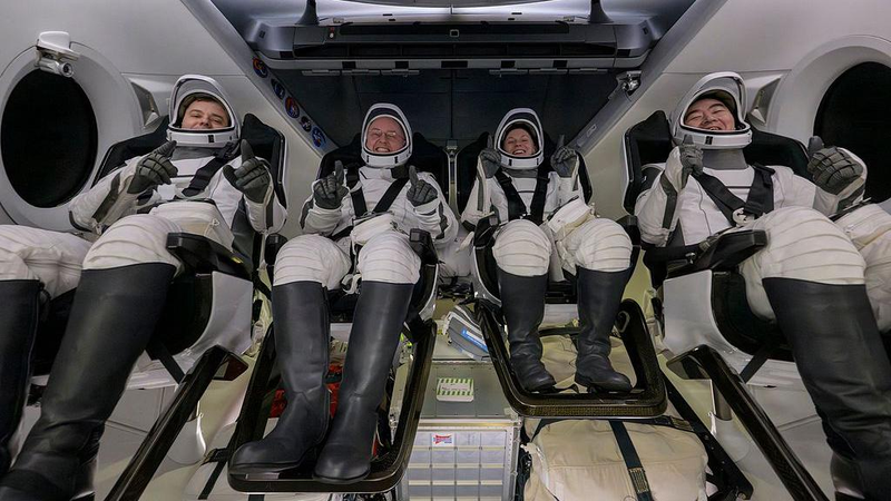 Astronautas de la EEI amerizan tras primera evacuación médica