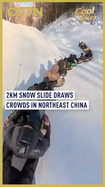 2 km de emoción: el tobogán de nieve 'Snow Snake' en China video poster