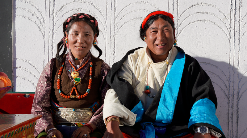 Luz y sonrisas: retratos de Año Nuevo en las nuevas casas de Jidui