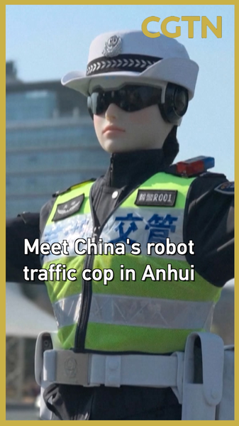 Conoce al robot policía de tráfico en Anhui video poster