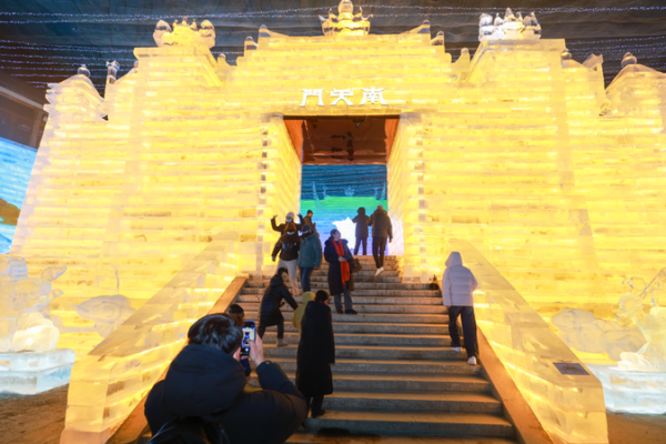 El_mundo_de_hielo_del_Rey_Mono_ilumina_la_Garganta_de_Longqing_en_Beijing