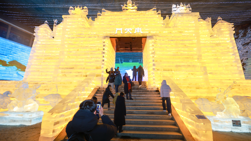 El_mundo_de_hielo_del_Rey_Mono_ilumina_la_Garganta_de_Longqing_en_Beijing