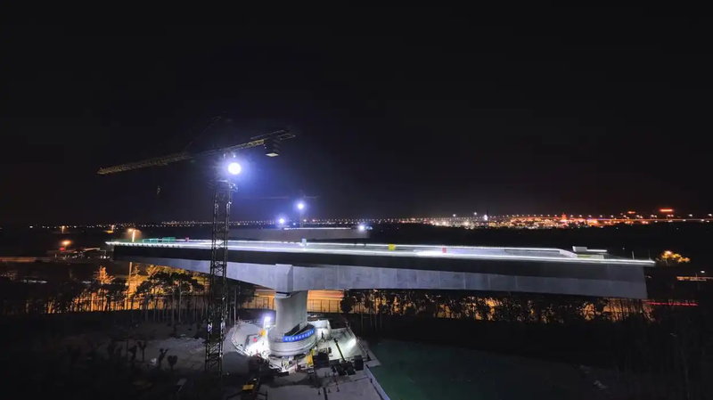 Puente de 10 000 toneladas gira para salvar línea maglev en Shanghái