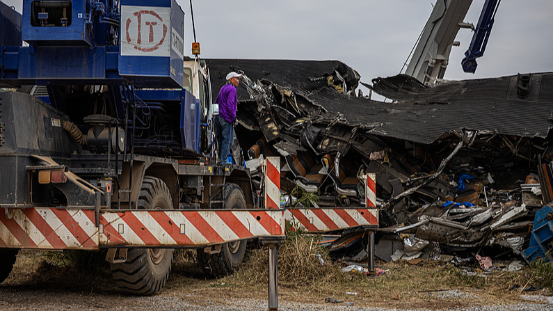 Tren descarrila en Tailandia tras caída de grúa, deja más de 30 muertos video poster