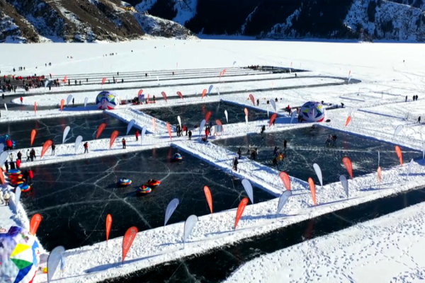 Xinjiang redefine la aventura invernal con su paraíso de hielo video poster