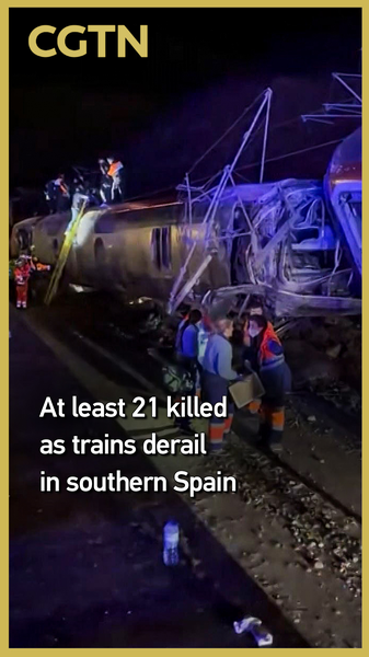 21 muertos tras el descarrilamiento de dos trenes de alta velocidad en Córdoba video poster