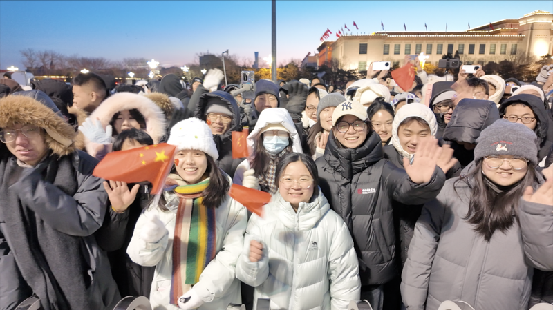 Miles saludan el 2026 con izada de bandera en la Plaza de Tiananmén video poster