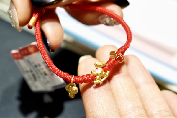 Ventas de joyería de caballo se disparan pese al alza del oro video poster