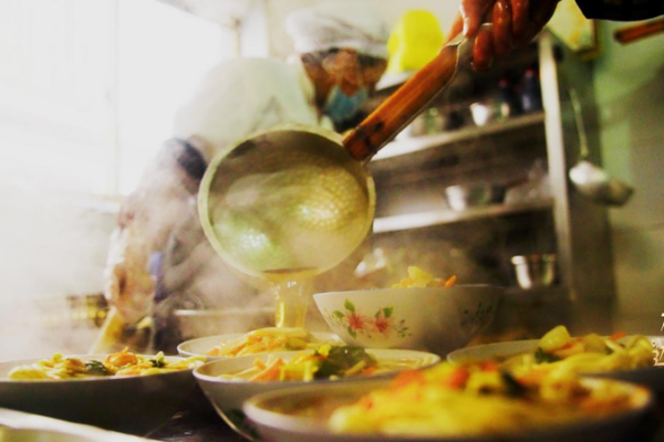El desayuno cálido de Xizang: té, pan frito y fideos al amanecer