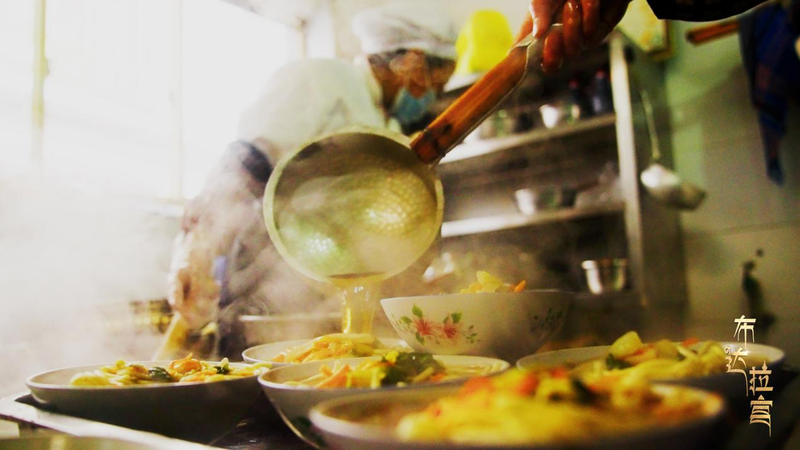 El desayuno cálido de Xizang: té, pan frito y fideos al amanecer
