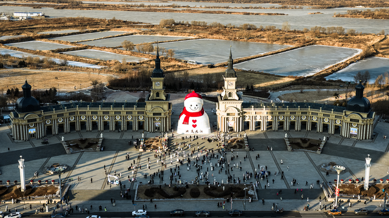 Harbin presenta su muñeco de nieve gigante con nuevo look invernal video poster