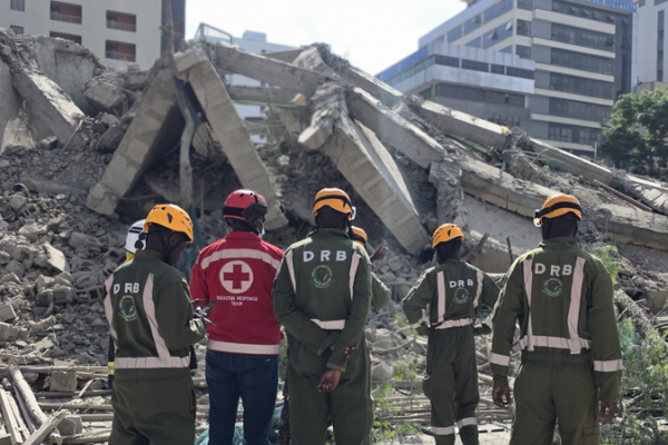 Derrumbe en Nairobi: edificio de 16 pisos colapsa y cuatro están atrapados