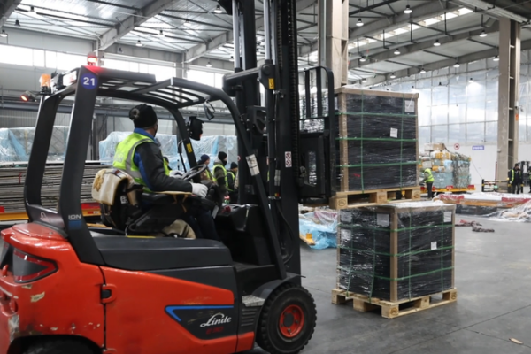 Xinjiang rompe récord de carga aérea internacional en 2025 video poster