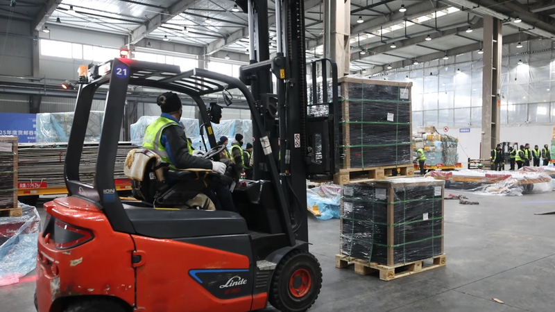 Xinjiang rompe récord de carga aérea internacional en 2025 video poster