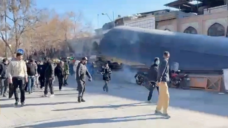 Fuerzas de seguridad iraníes dispersan protestas en Teherán video poster