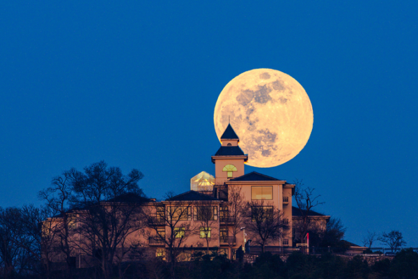 La_Superluna_del_Lobo_2026_ilumina_la_noche