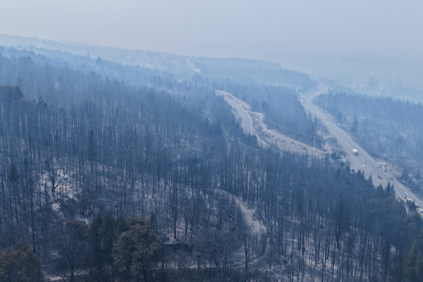 Evacúan a 3,000 turistas por incendios en la Patagonia argentina