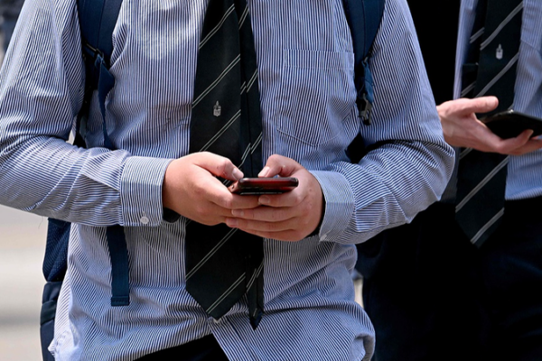 Cámara Alta británica aprueba veto a redes sociales para menores de 16 años