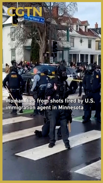Mujer_muere_tras_disparos_de_agente_migratorio_en_Minnesota video poster