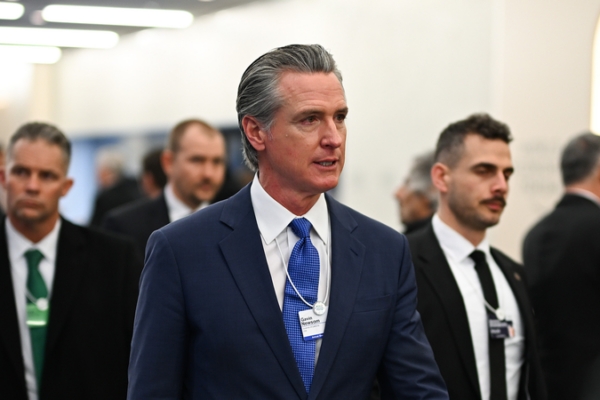 Newsom_acusa_a_Trump_de_vetarlo_en_Davos