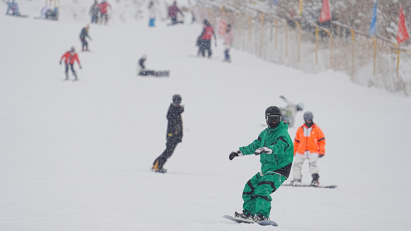 Nuevas_tendencias_del_turismo_de_hielo_y_nieve_en_Xinjiang video poster