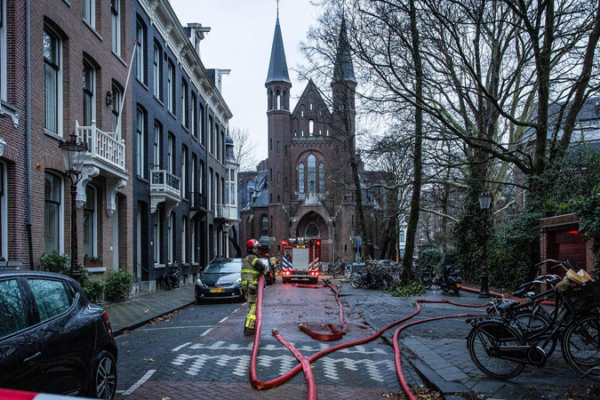 Incendio casi destruye la emblemática Vondelkerk de Ámsterdam