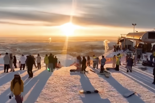 El boom del turismo de nieve impulsa la economía de Xinjiang video poster