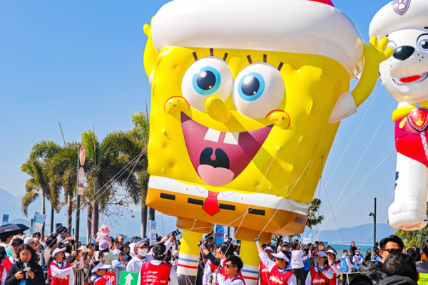 Globos y diversión inflable animan Hong Kong