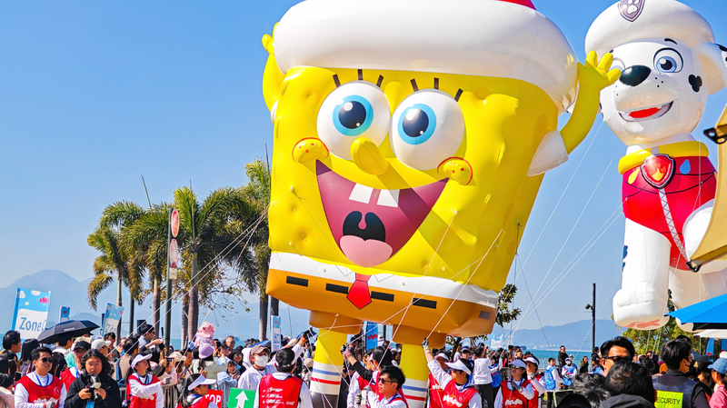 Globos y diversión inflable animan Hong Kong