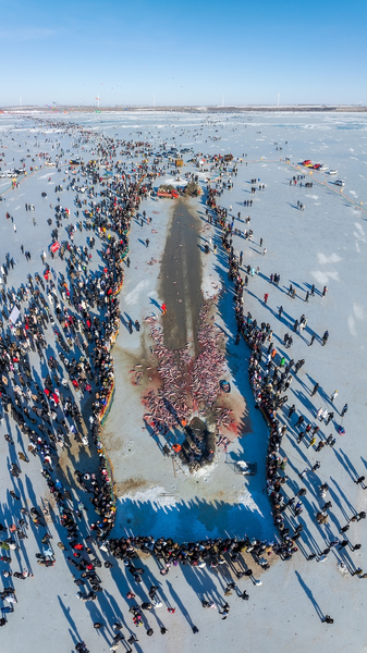 La pesca en hielo de Songyuan: festival cultural y diversión invernal video poster