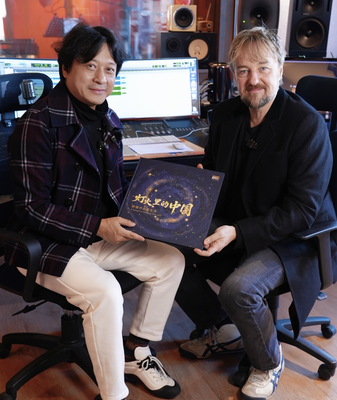 De Londres a Beijing: John Owen-Jones y Shu Nan, unidos por la música video poster