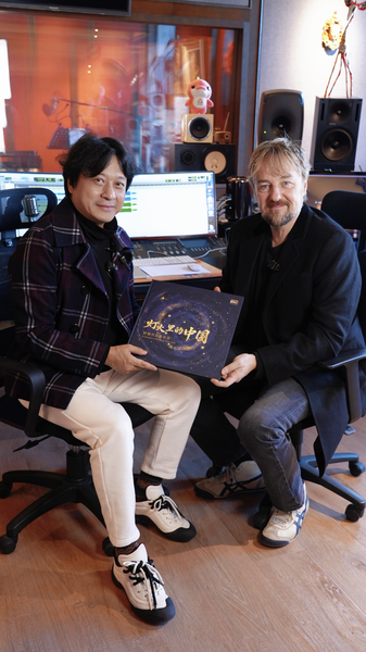 De Londres a Beijing: John Owen-Jones y Shu Nan, unidos por la música video poster