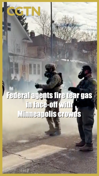 Agentes federales usan gas lacrimógeno contra manifestantes en Minneapolis video poster