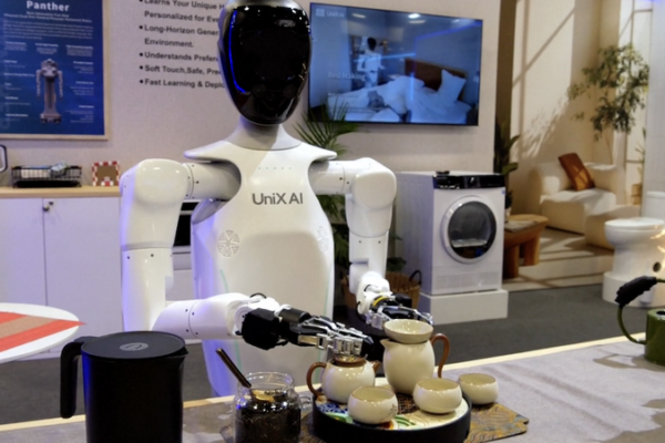 Robots humanoides chinos roban cámara en CES 2026 video poster