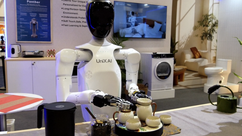 Robots humanoides chinos roban cámara en CES 2026 video poster